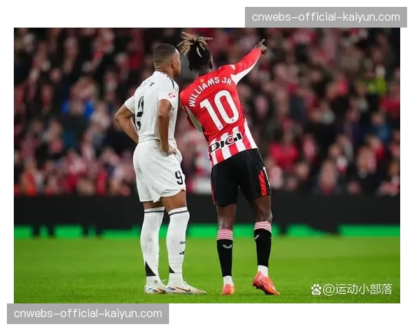 特写：看台上，姆巴佩的母亲目睹儿子点球绝杀后激动落泪。