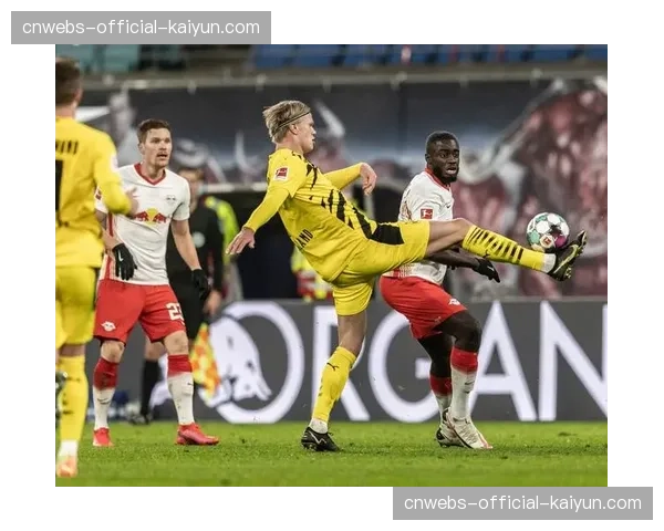 战术镜头：拜仁中卫于帕梅卡诺关键封堵哈兰德单刀瞬间